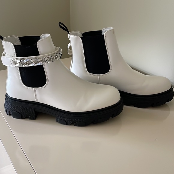 FLASH SALE - CUSHIONAIRE WHITE CLOVER slip on ankle Chelsea boot. Size 8 1/2 - Picture 3 of 5